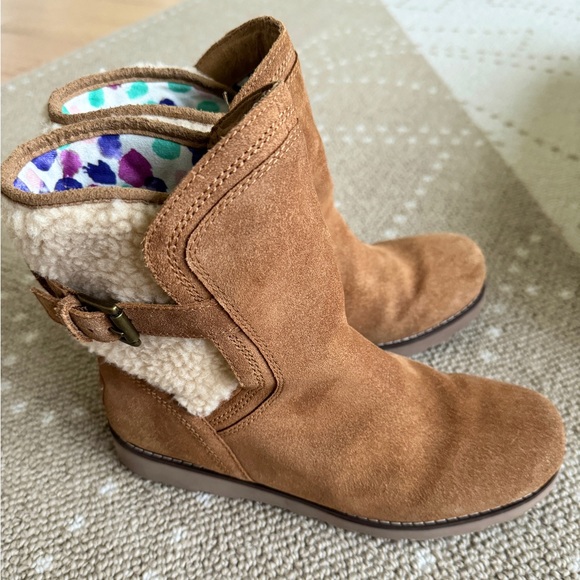 UGG Buckle Boot - Picture 4 of 9